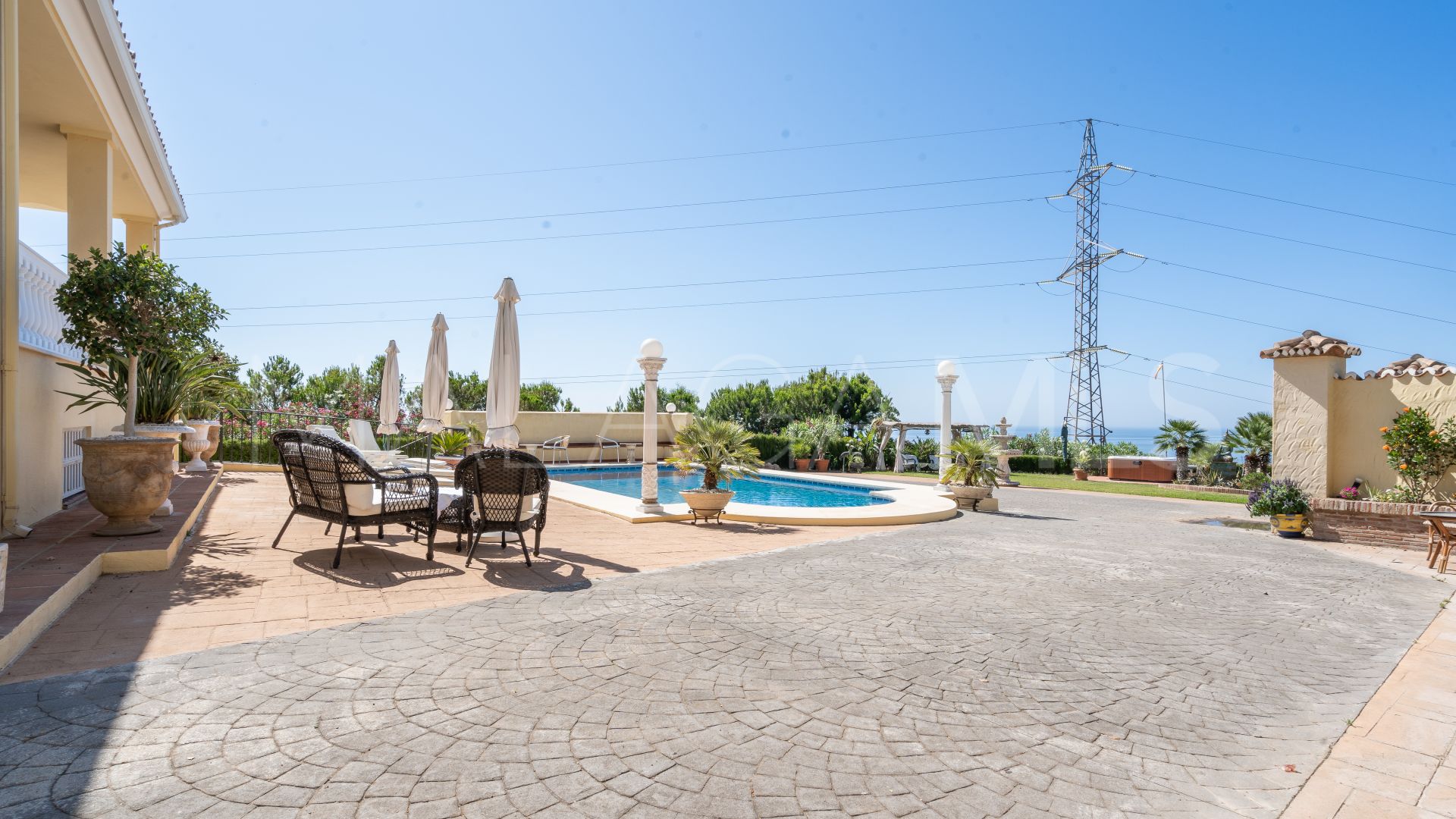 Villa for sale in Los Reales - Sierra Estepona