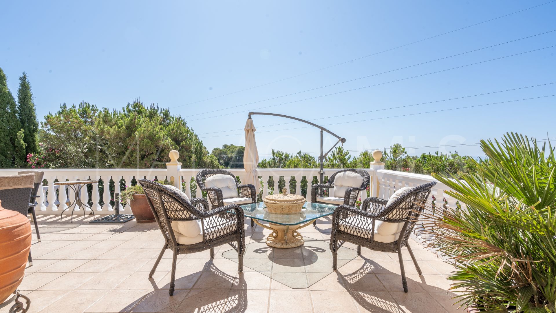 Villa for sale in Los Reales - Sierra Estepona