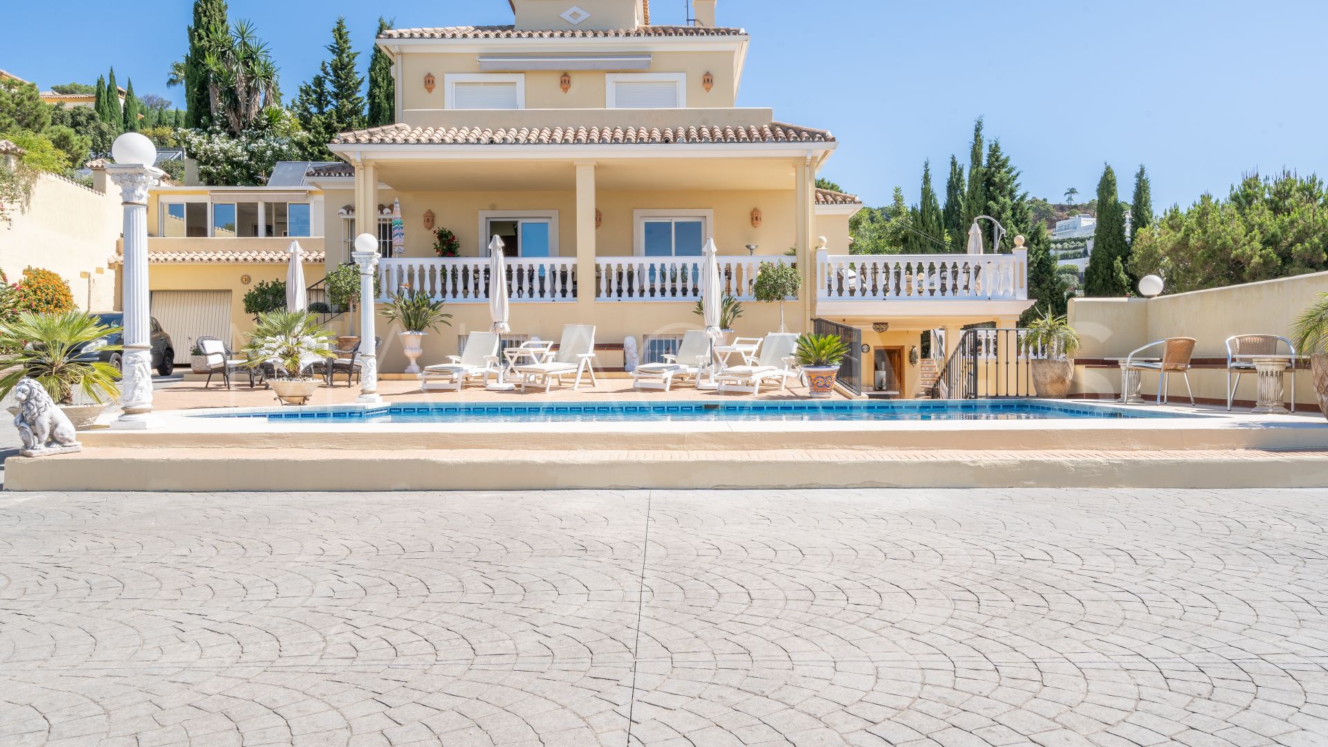 Villa for sale in Los Reales - Sierra Estepona