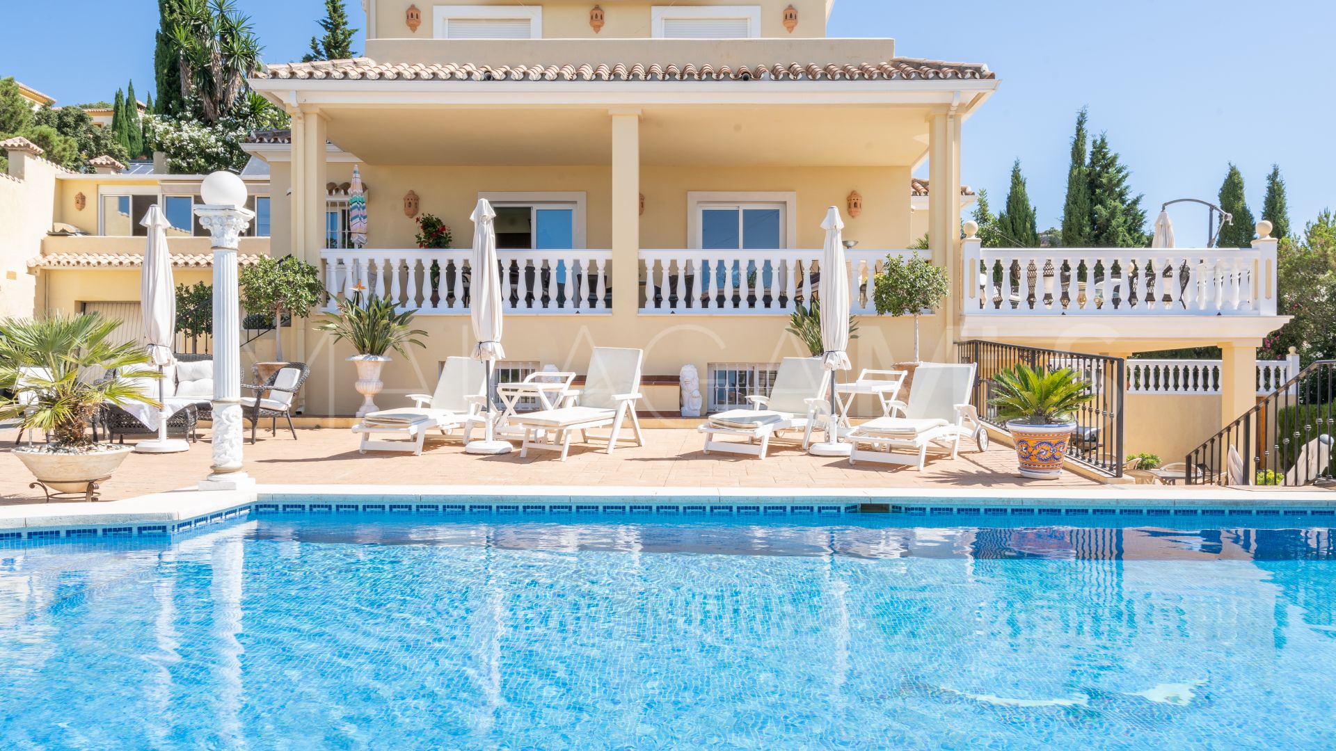 Villa for sale in Los Reales - Sierra Estepona