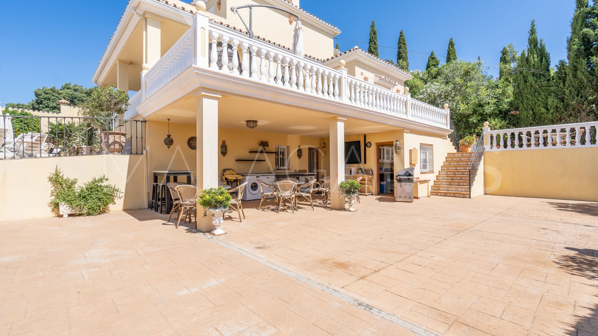 Villa for sale in Los Reales - Sierra Estepona