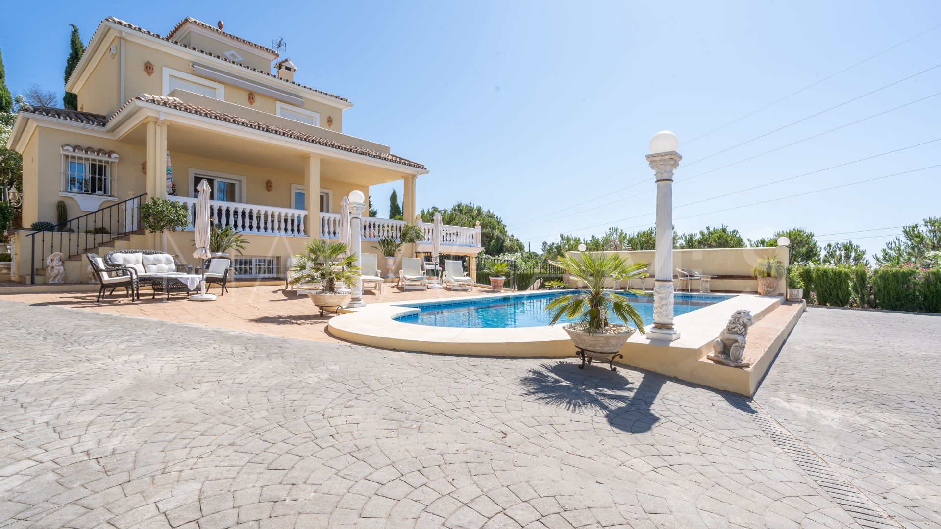 Villa for sale in Los Reales - Sierra Estepona