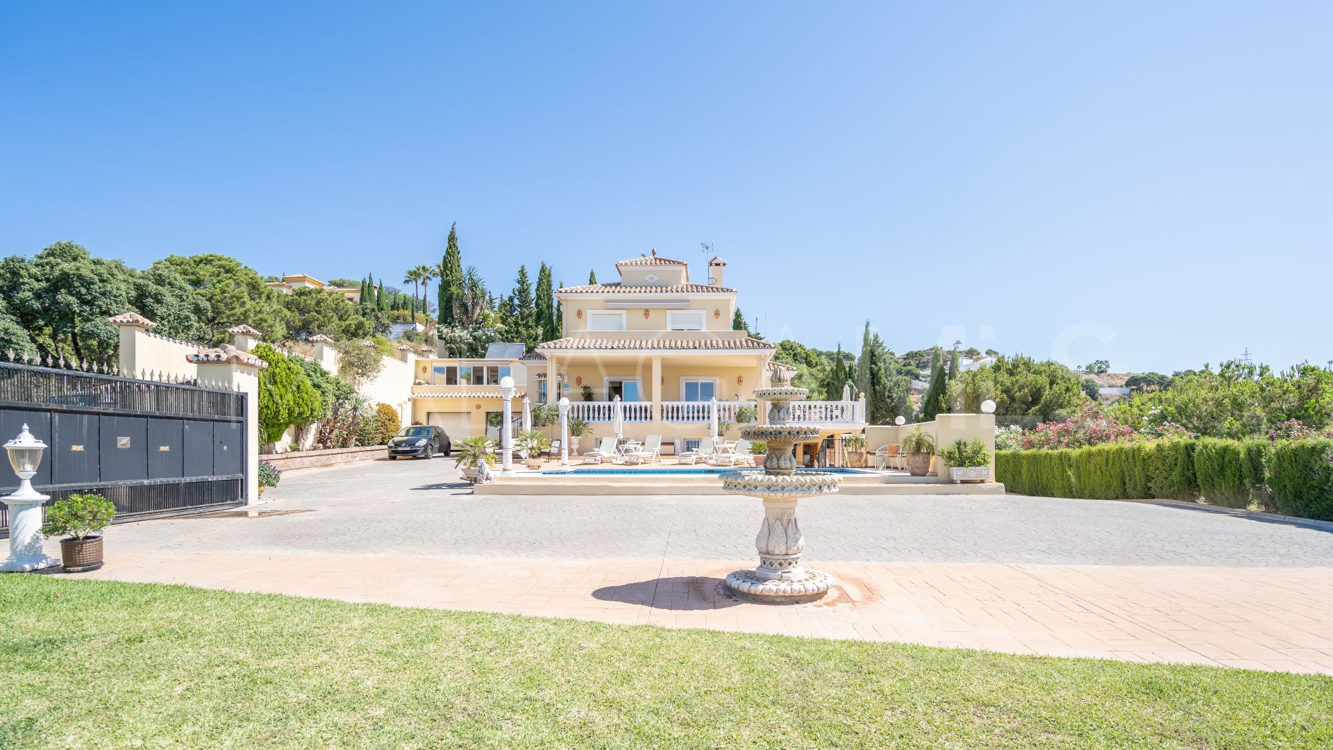 Villa for sale in Los Reales - Sierra Estepona