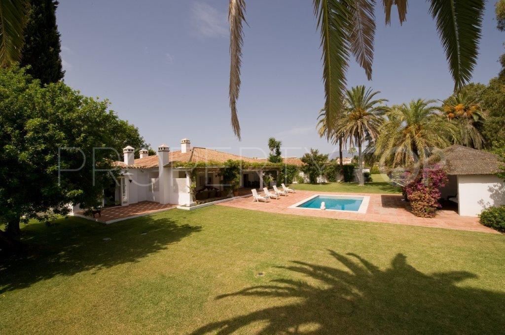 Villa en venta en Guadalmina Baja con 5 dormitorios