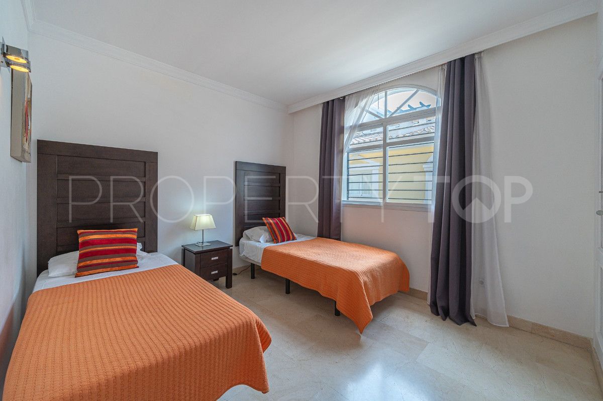Nueva Andalucia, atico de 2 dormitorios en venta