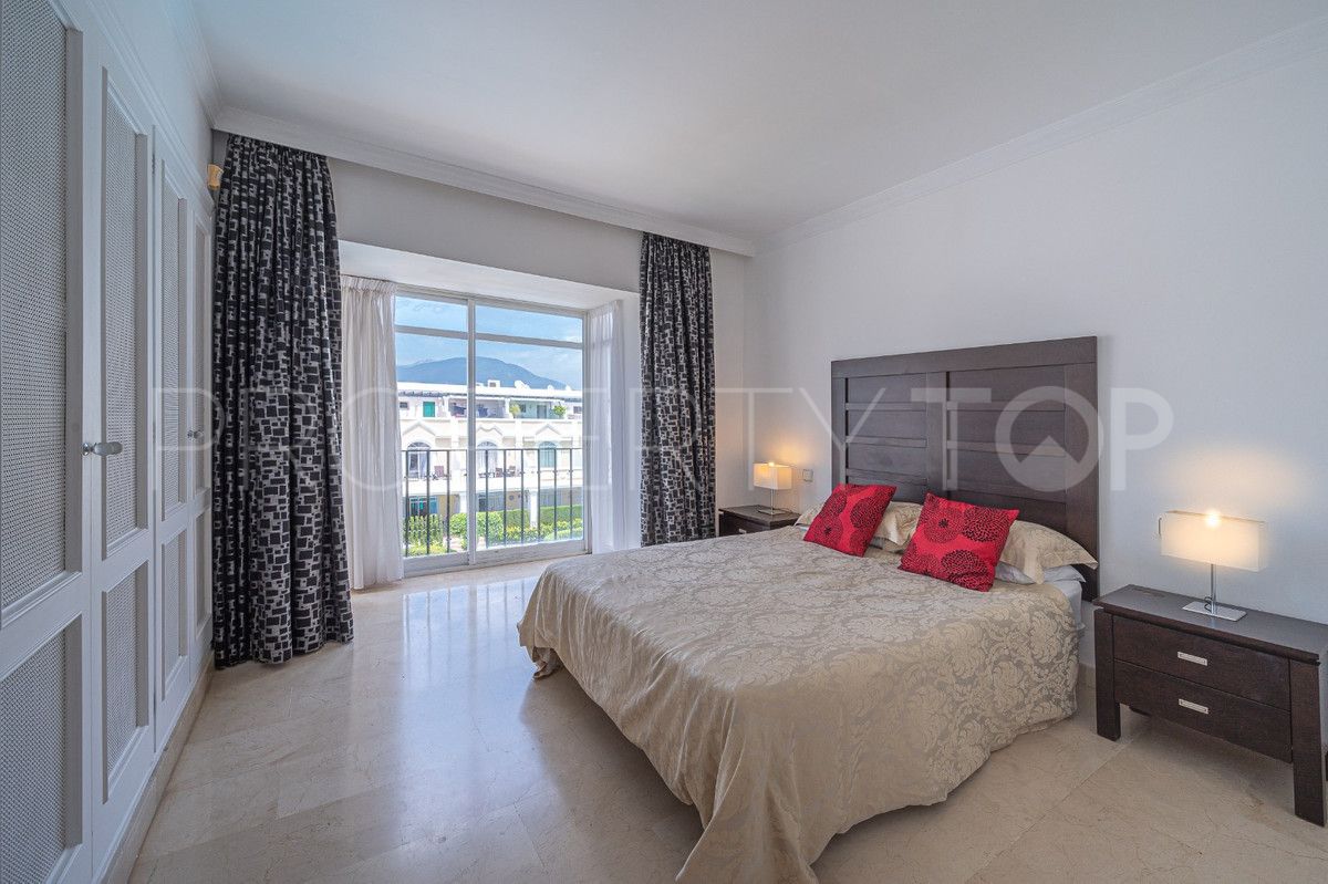 Nueva Andalucia, atico de 2 dormitorios en venta