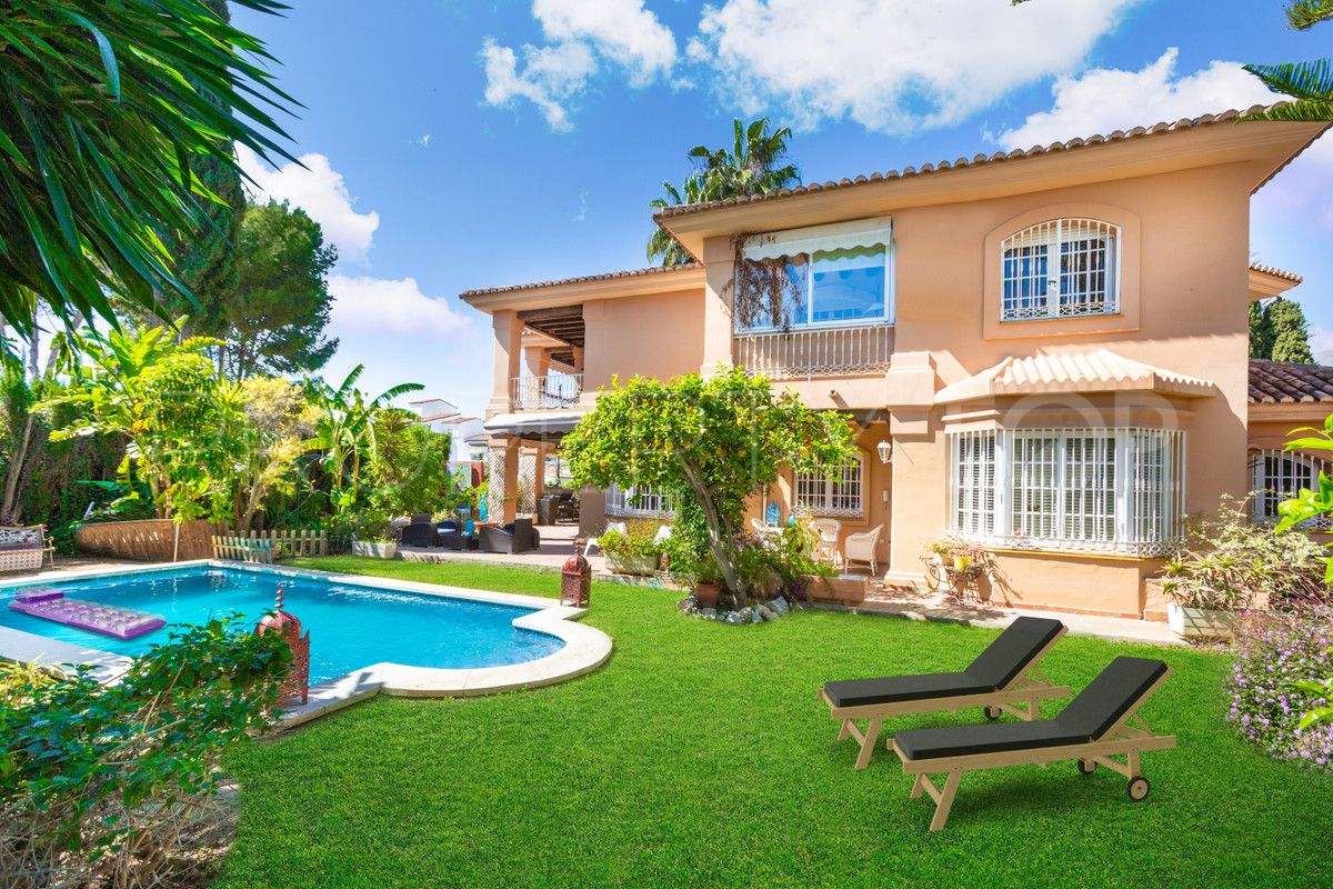 Buy villa in El Coto