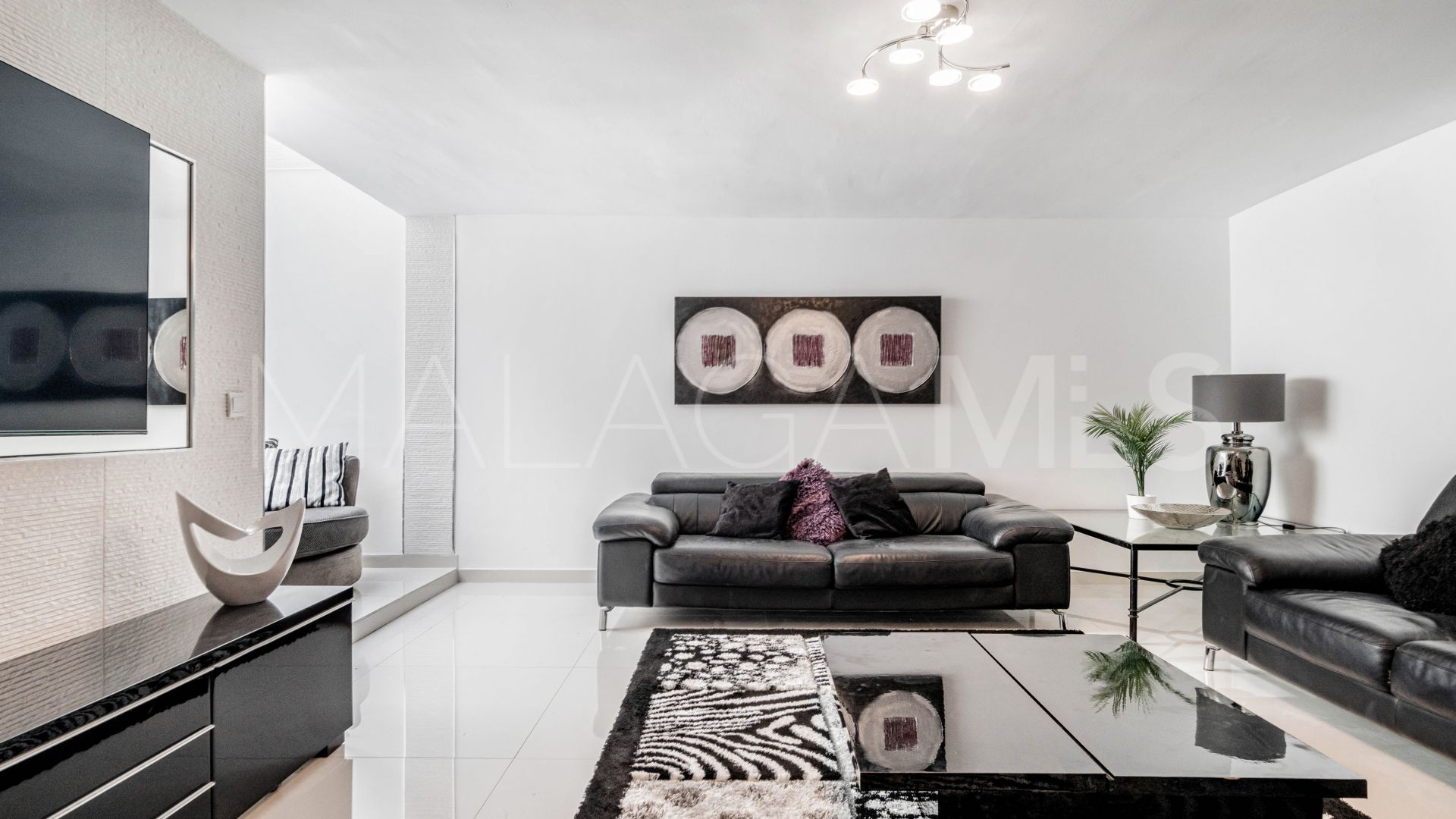 Buy villa in Nueva Andalucia with 6 bedrooms