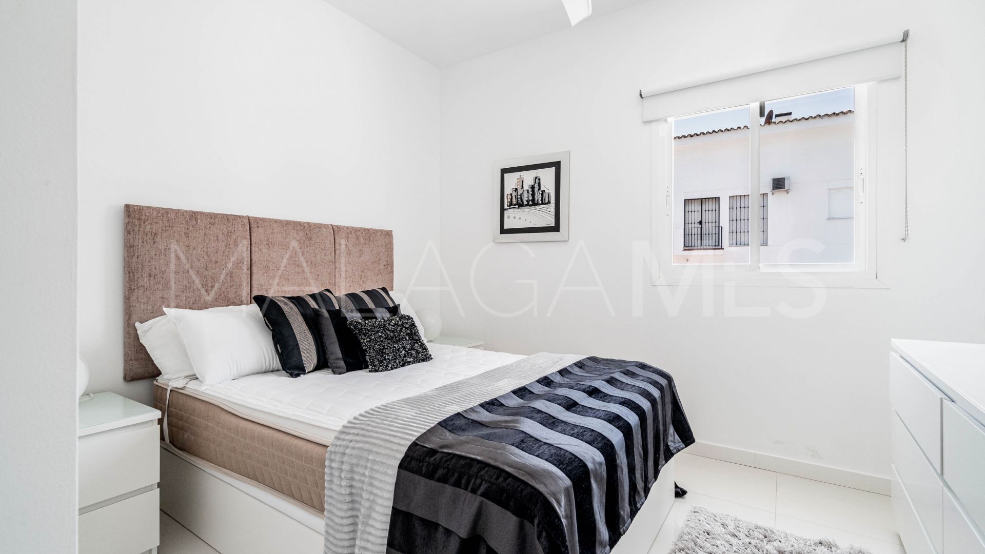 Buy villa in Nueva Andalucia with 6 bedrooms