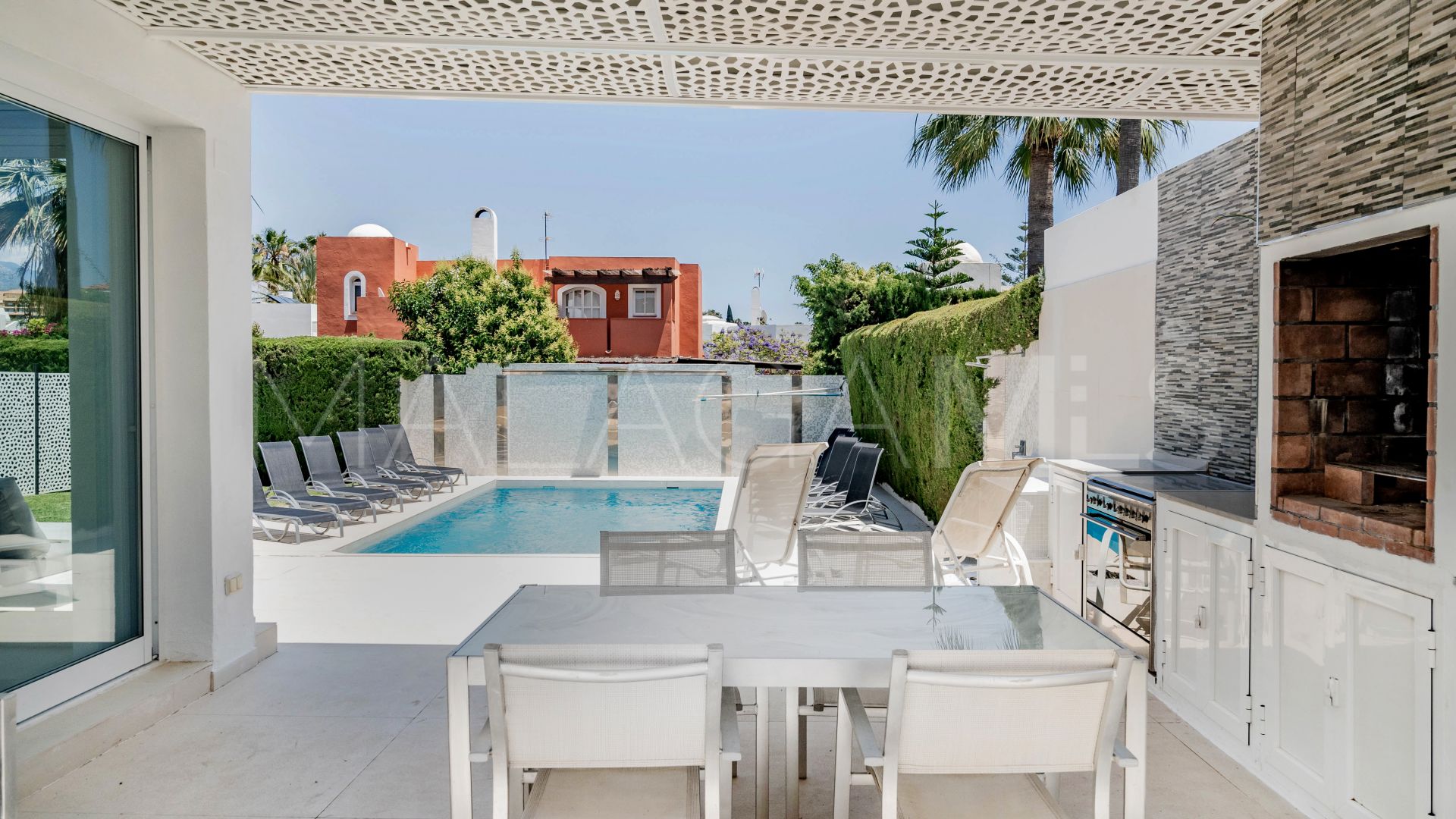 Buy villa in Nueva Andalucia with 6 bedrooms