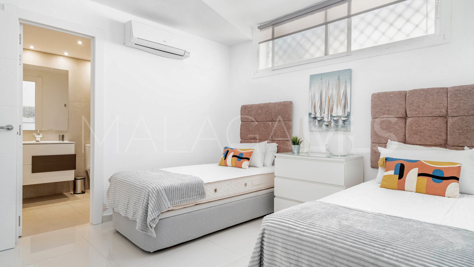 Buy villa in Nueva Andalucia with 6 bedrooms