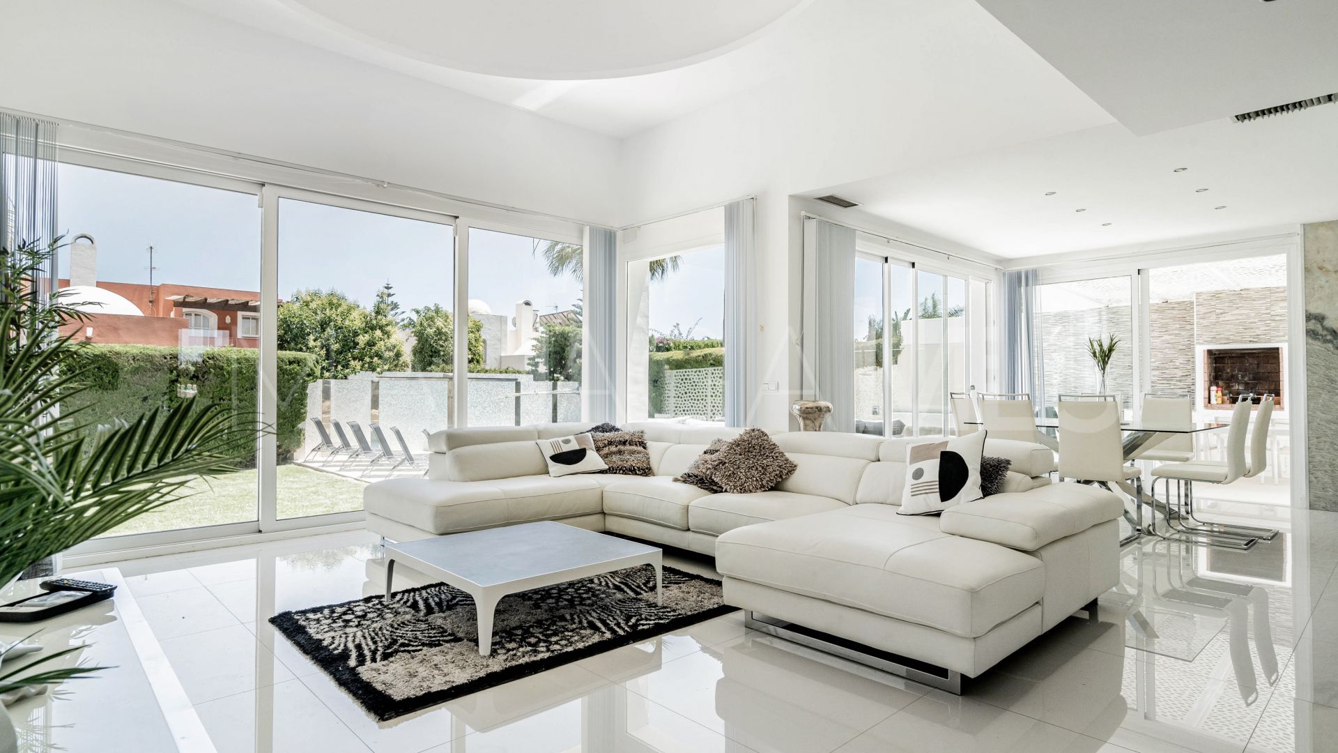 Buy villa in Nueva Andalucia with 6 bedrooms