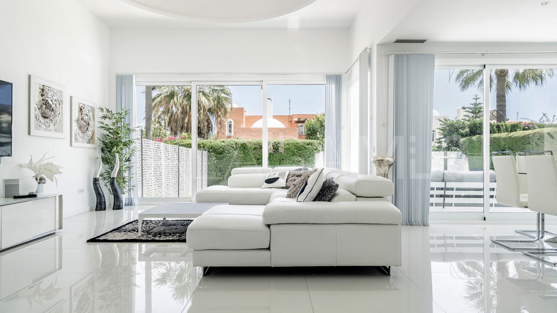 Buy villa in Nueva Andalucia with 6 bedrooms