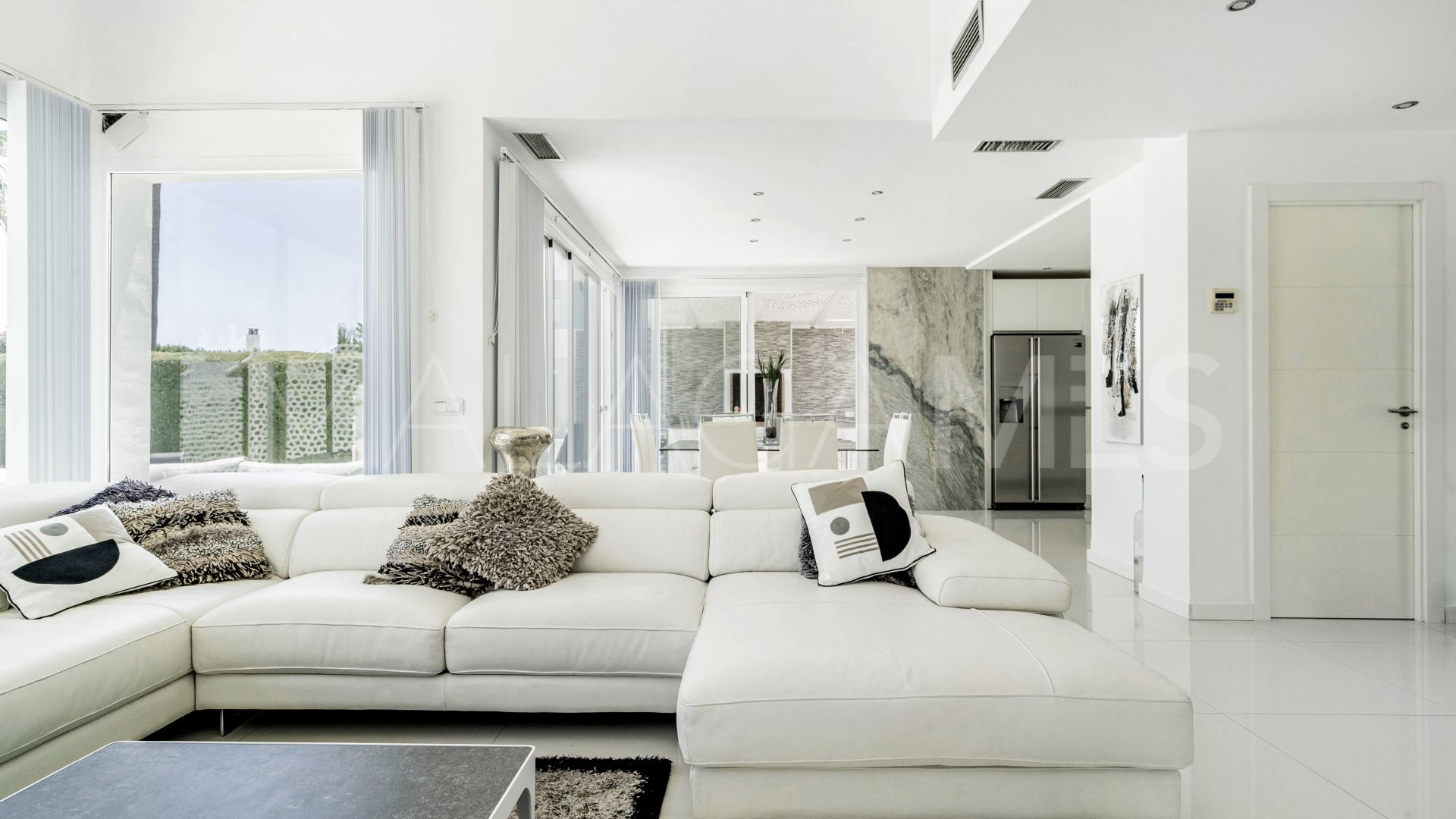 Buy villa in Nueva Andalucia with 6 bedrooms