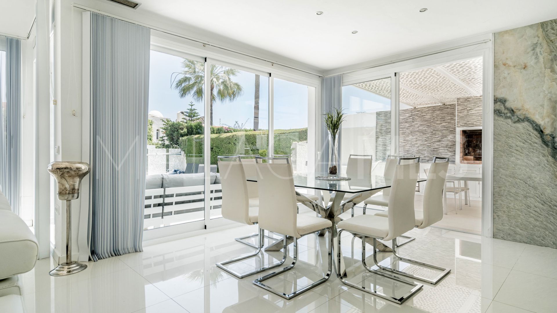 Buy villa in Nueva Andalucia with 6 bedrooms