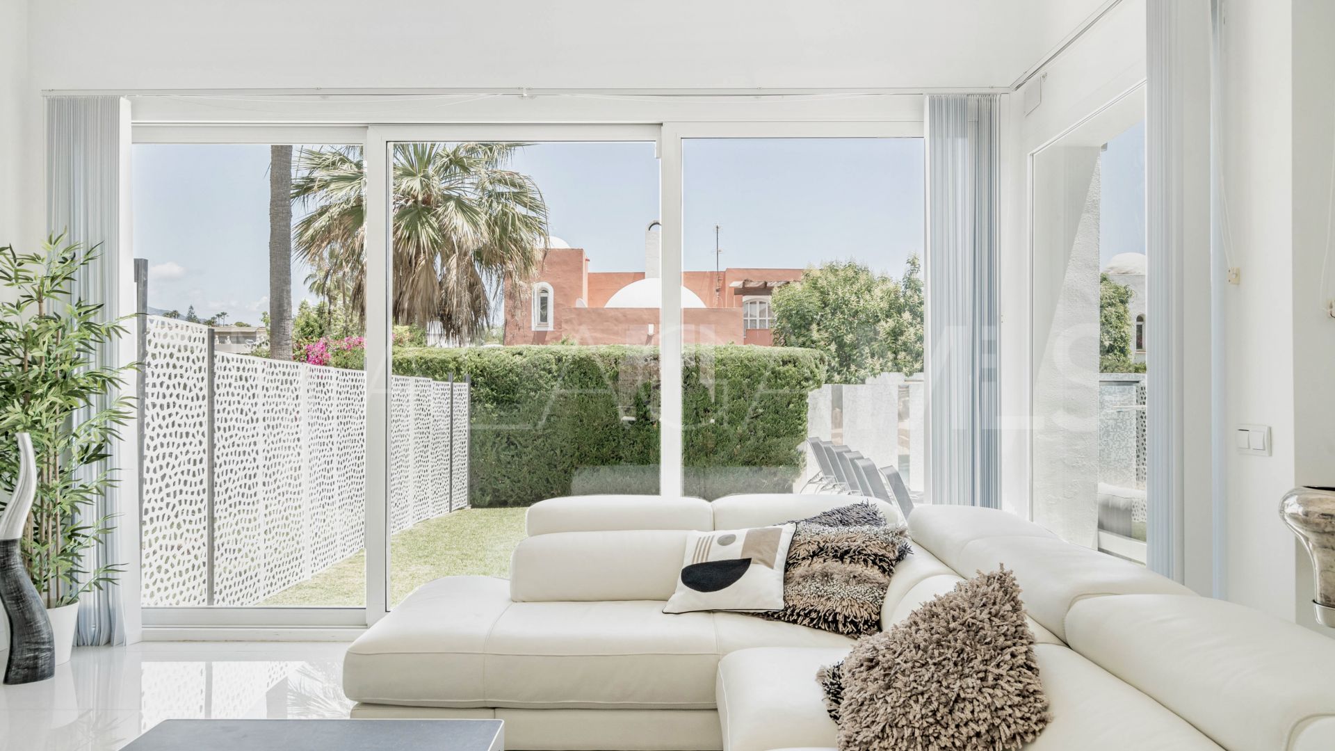 Buy villa in Nueva Andalucia with 6 bedrooms