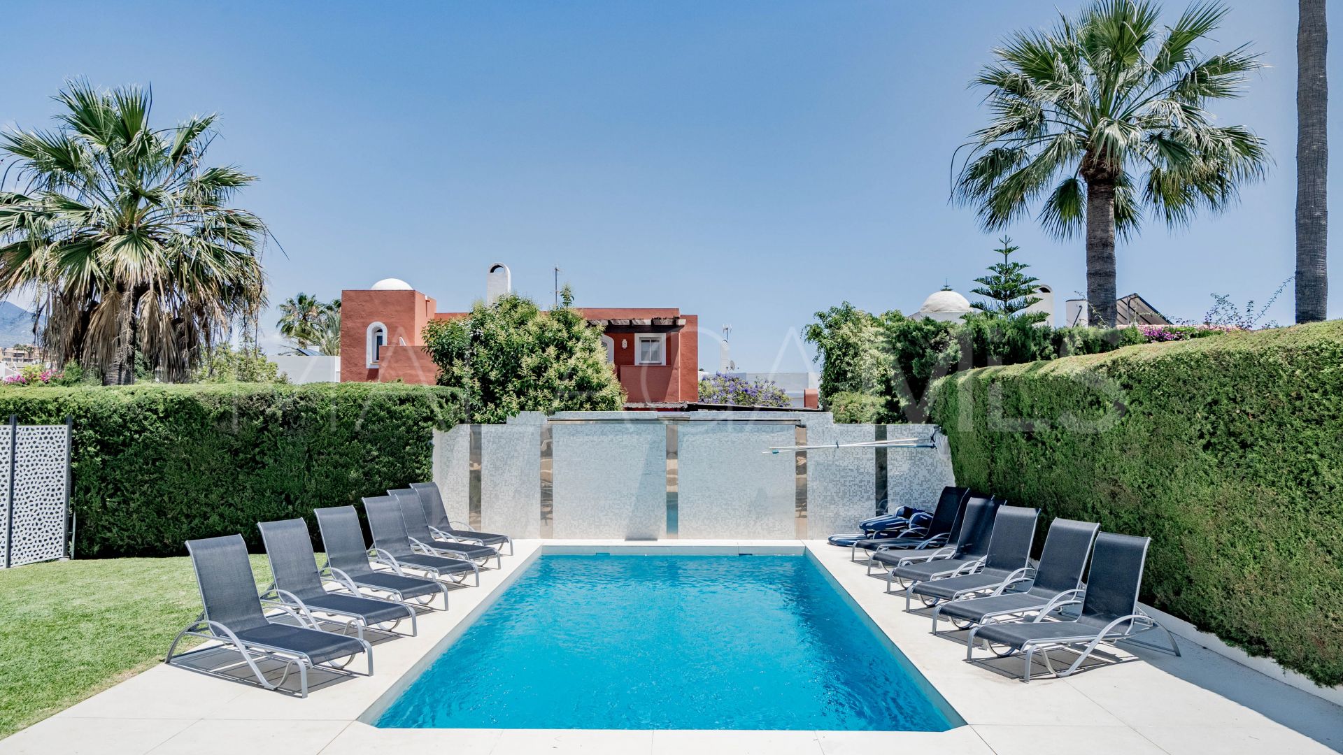 Buy villa in Nueva Andalucia with 6 bedrooms
