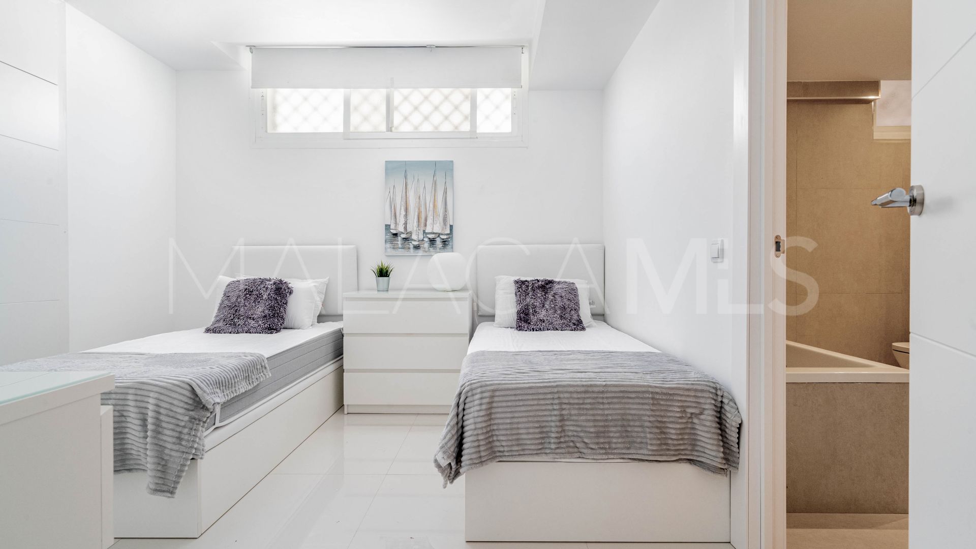 Buy villa in Nueva Andalucia with 6 bedrooms