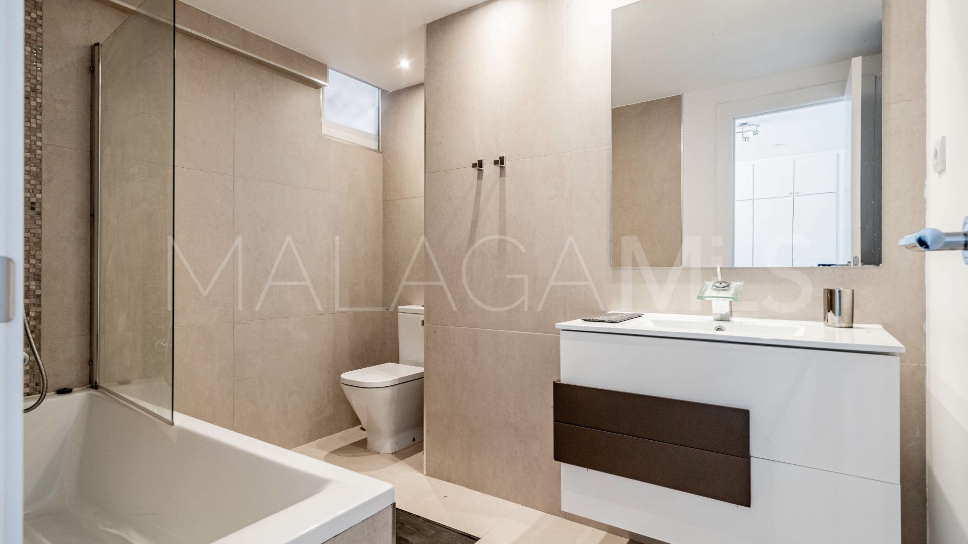 Buy villa in Nueva Andalucia with 6 bedrooms