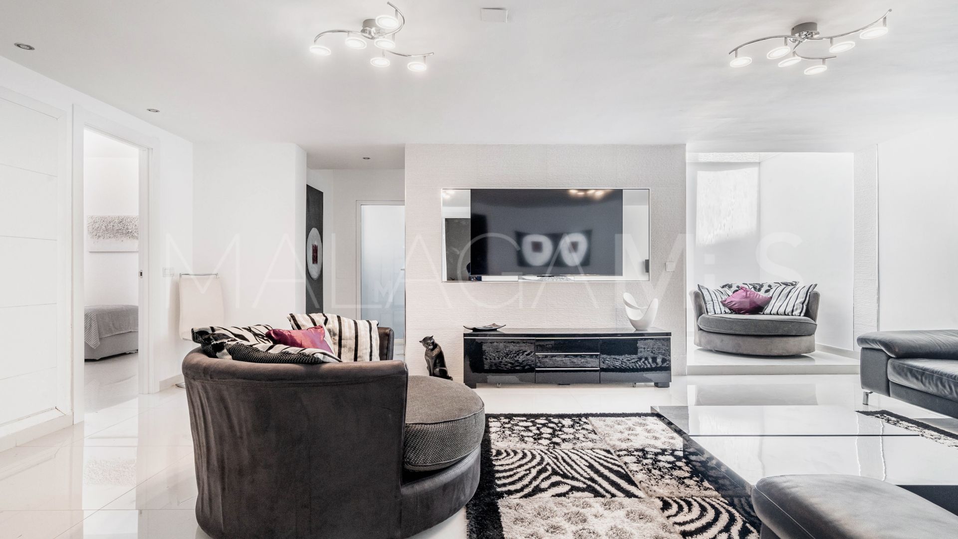 Buy villa in Nueva Andalucia with 6 bedrooms