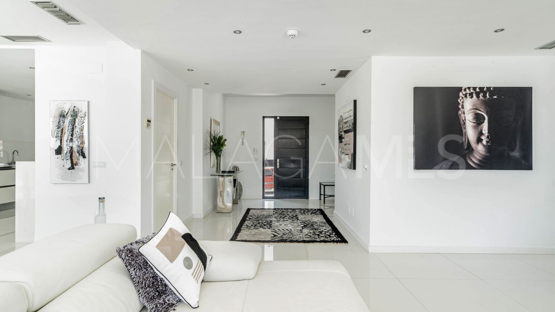 Buy villa in Nueva Andalucia with 6 bedrooms