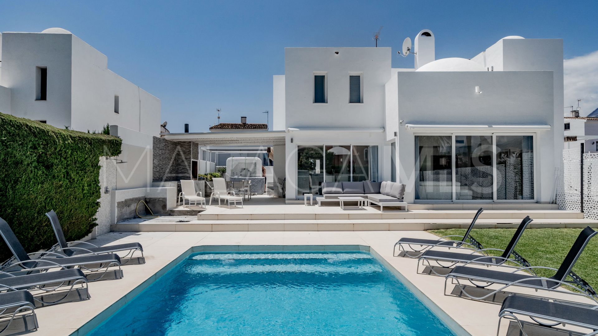 Buy villa in Nueva Andalucia with 6 bedrooms