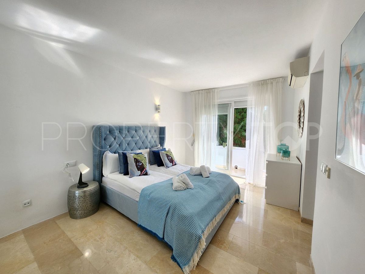 Se vende villa pareada en Calahonda con 3 dormitorios