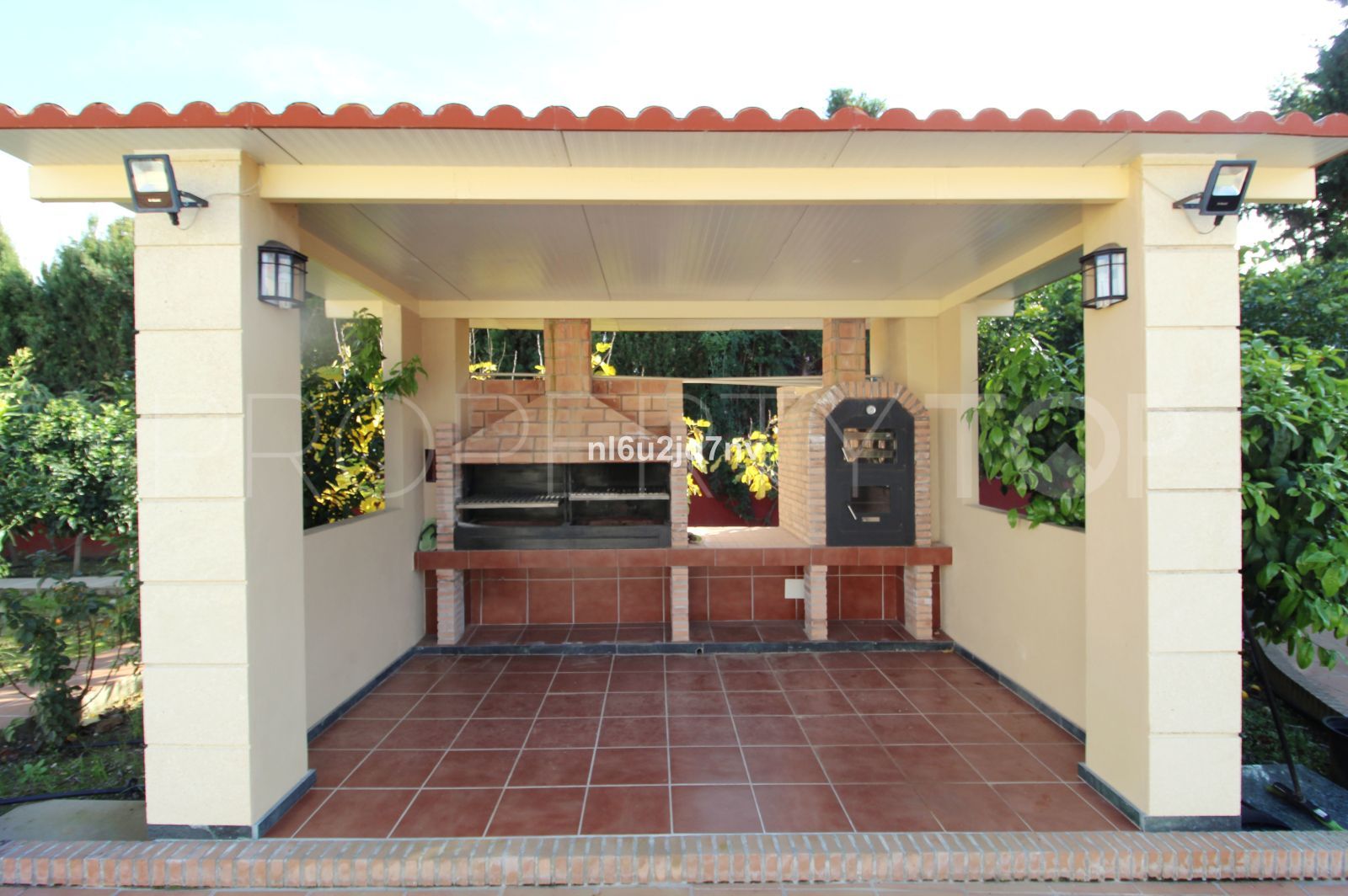 For sale villa in Guadalmina Baja with 8 bedrooms