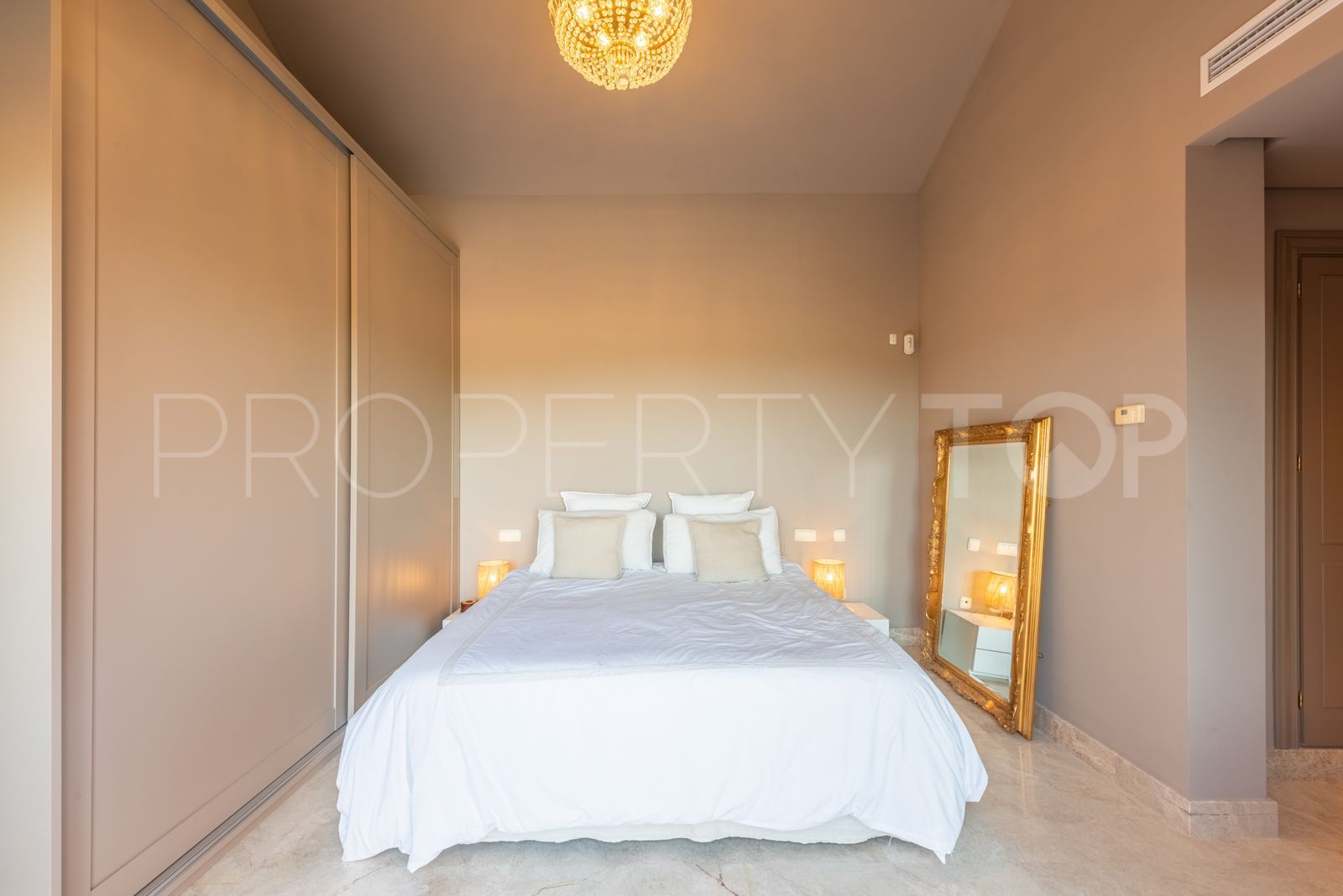 Se vende atico duplex de 3 dormitorios en Alminar de Marbella
