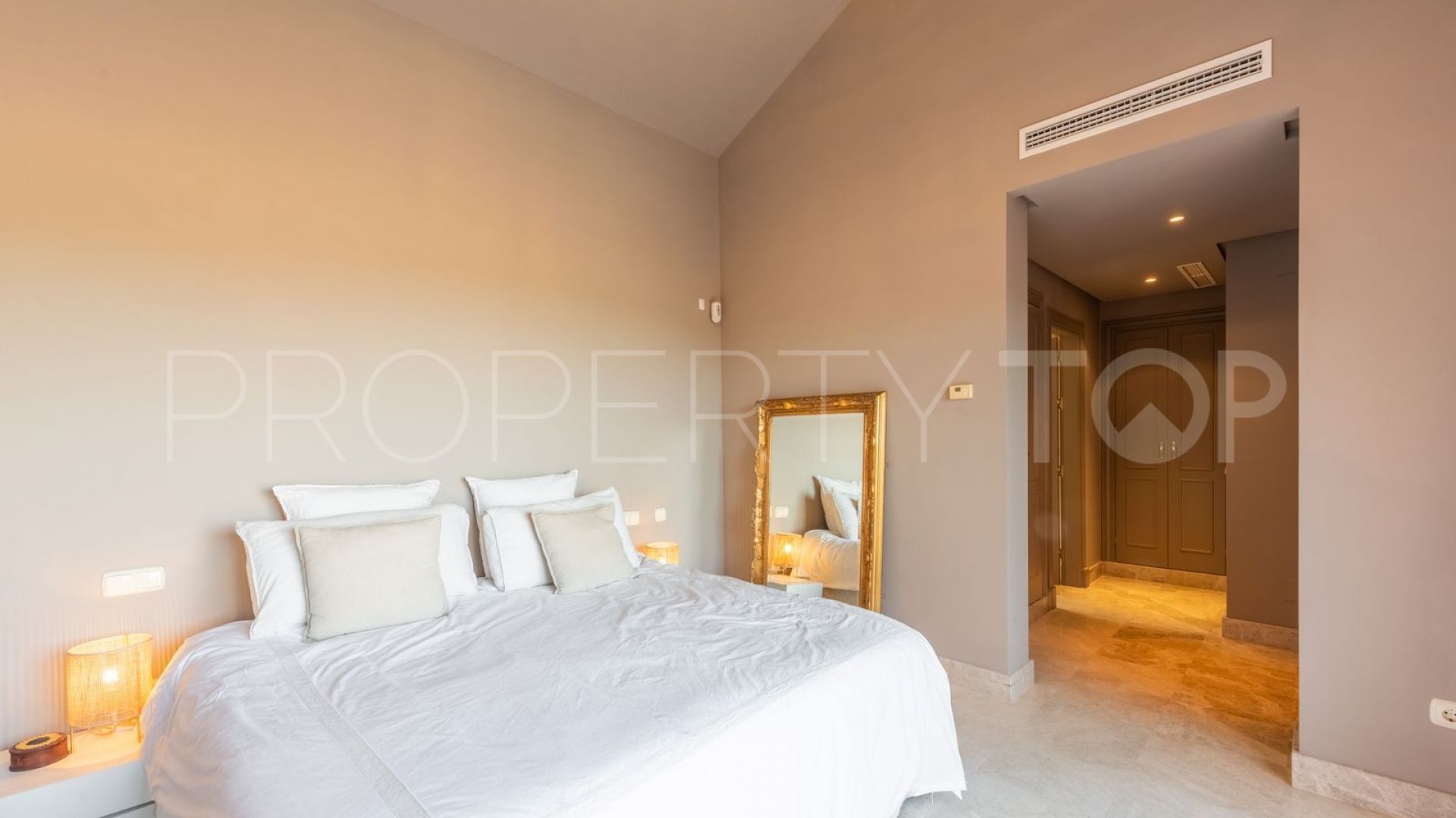 Se vende atico duplex de 3 dormitorios en Alminar de Marbella