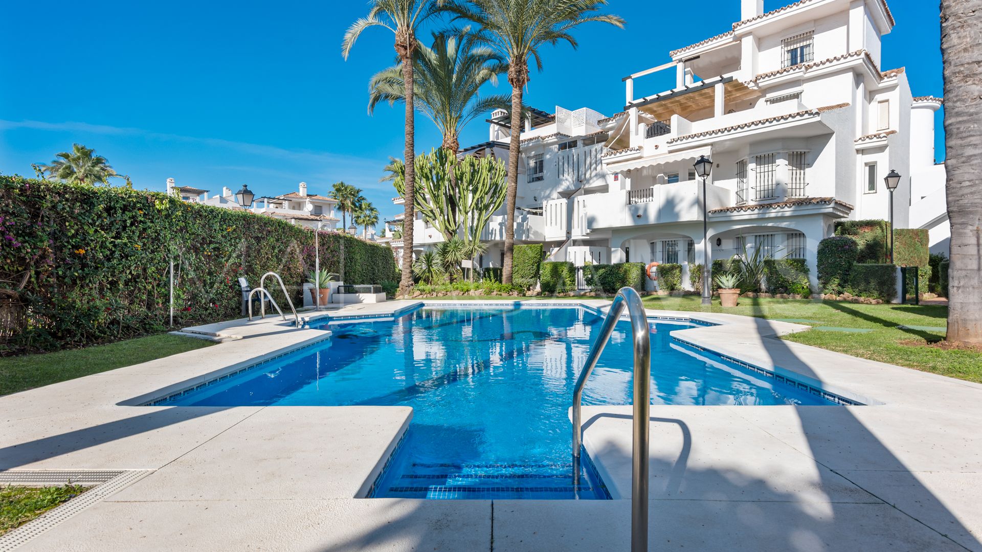 Appartement terrasse for sale in Los Naranjos de Marbella