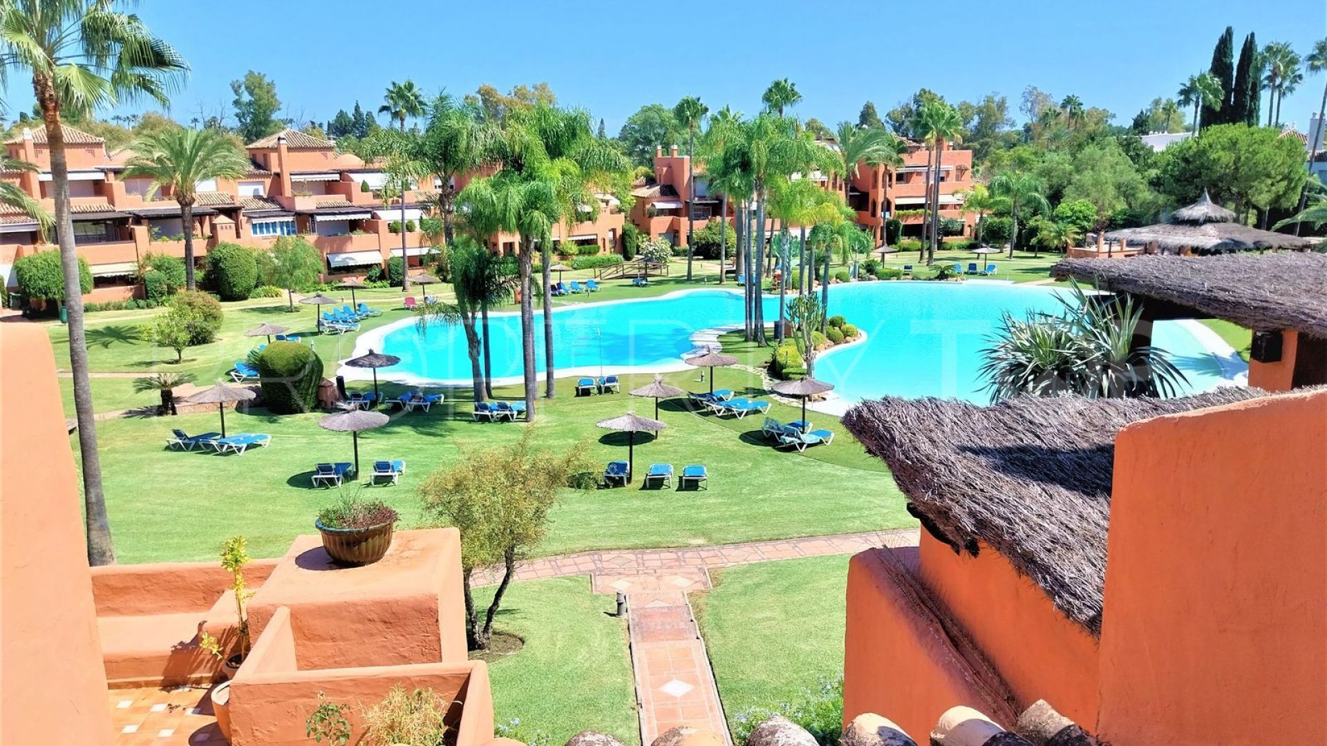 For sale penthouse in Guadalmina Baja with 4 bedrooms