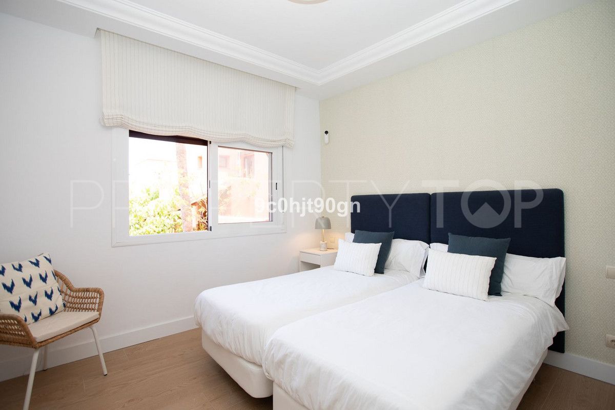 Buy 3 bedrooms duplex penthouse in Elviria