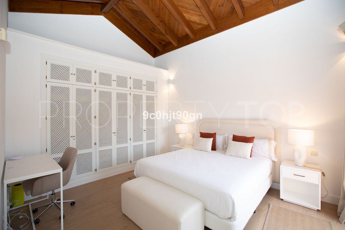 Buy 3 bedrooms duplex penthouse in Elviria