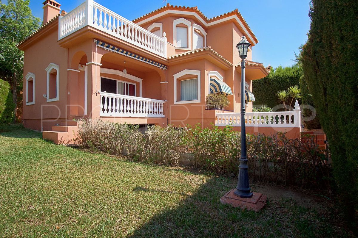Villa for sale in Sierrezuela with 5 bedrooms