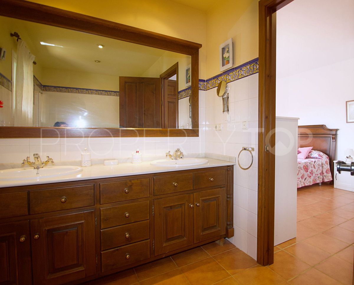 Villa for sale in Sierrezuela with 5 bedrooms