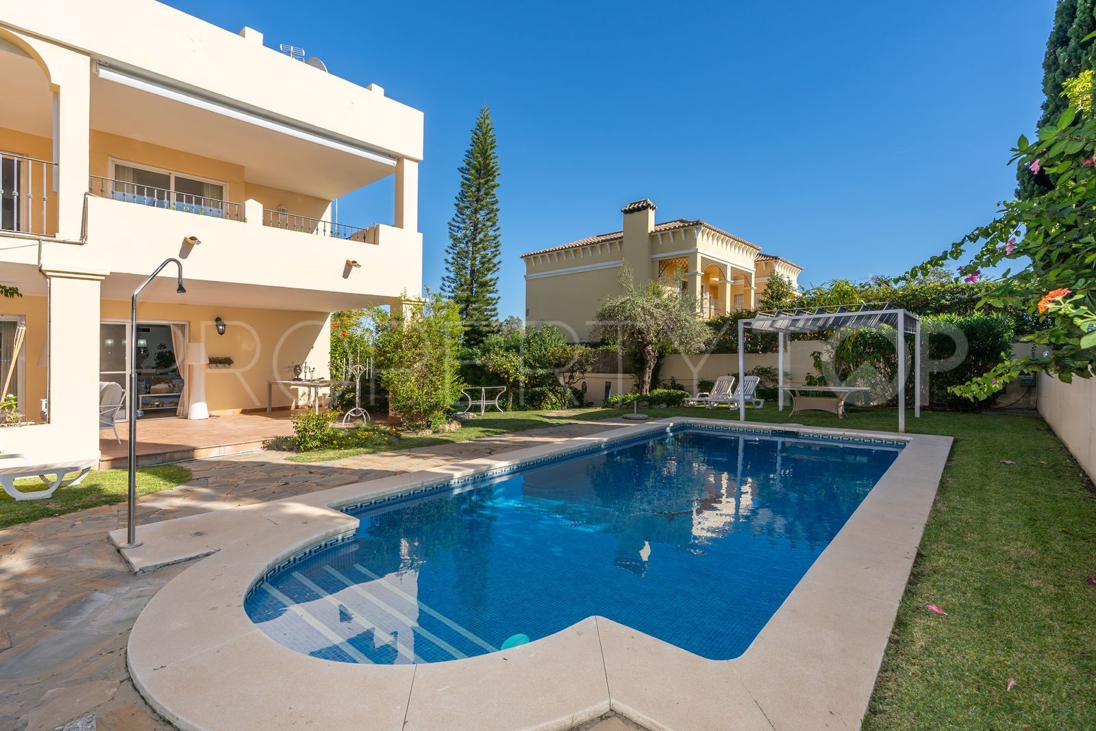 Buy semi detached house with 5 bedrooms in Guadalmina Alta