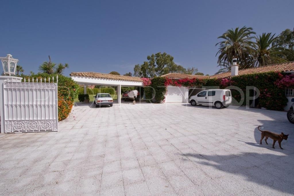 Villa en venta en Guadalmina Baja con 5 dormitorios