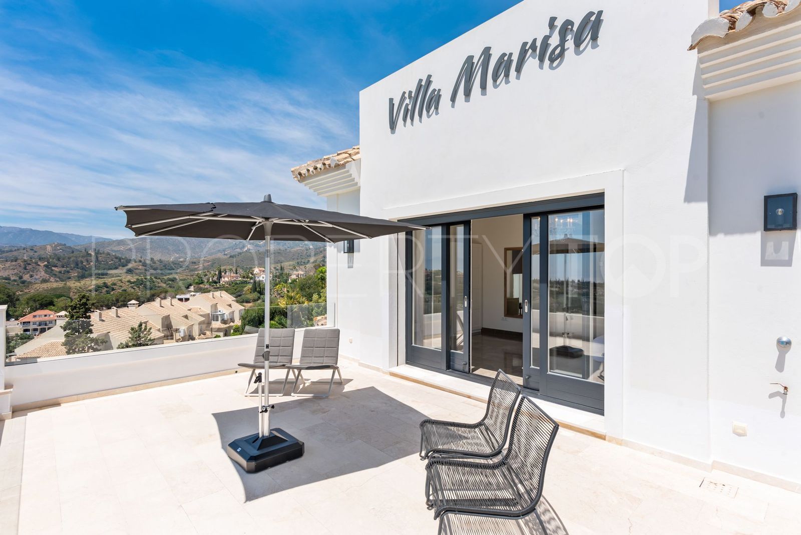Buy villa with 6 bedrooms in Elviria