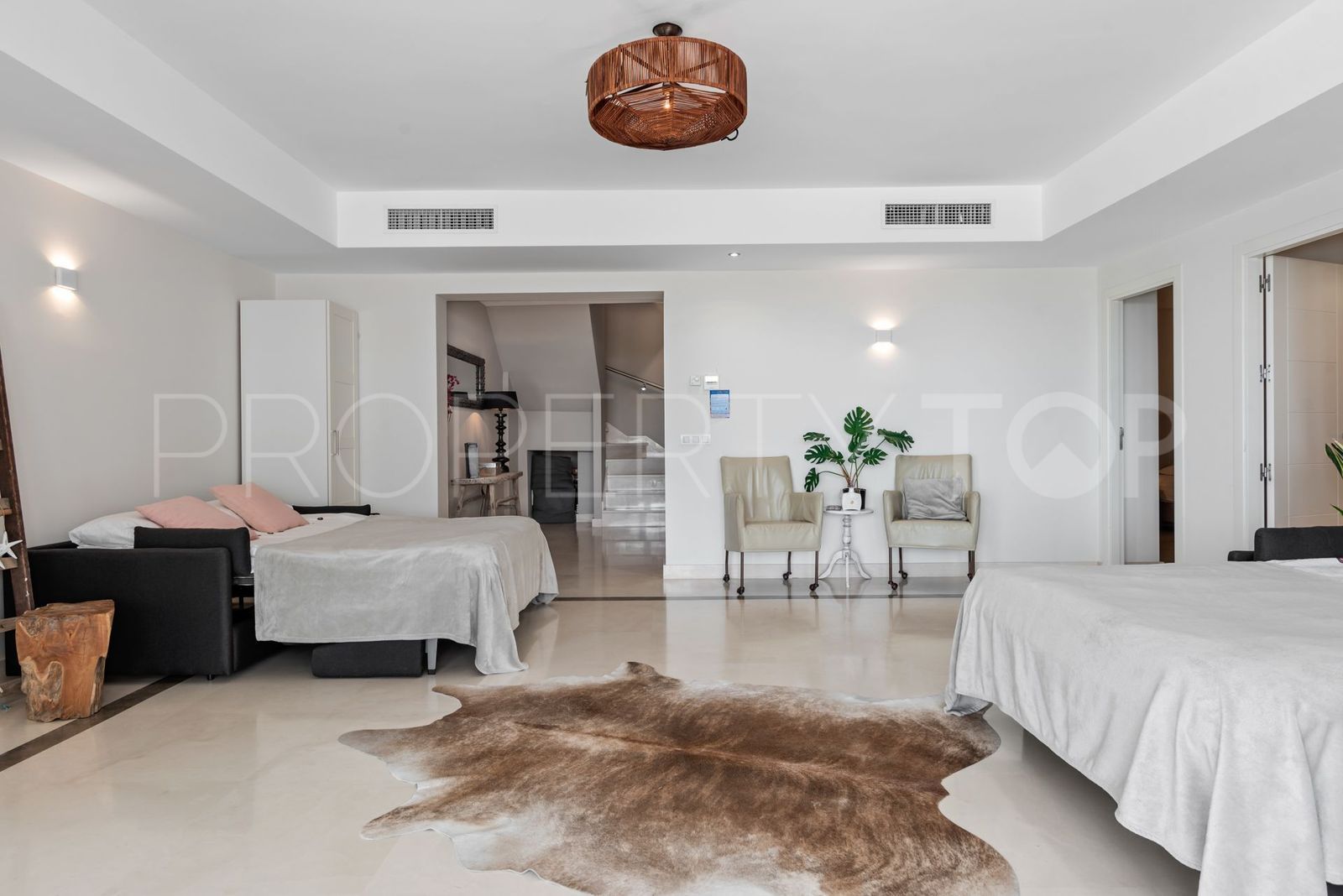 Buy villa with 6 bedrooms in Elviria