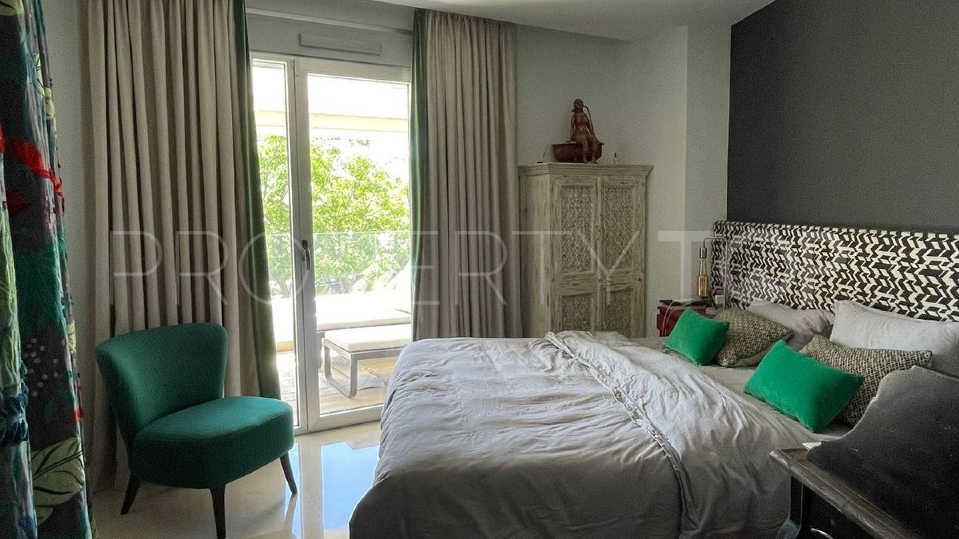 Apartamento en venta en San Pedro de Alcantara con 3 dormitorios