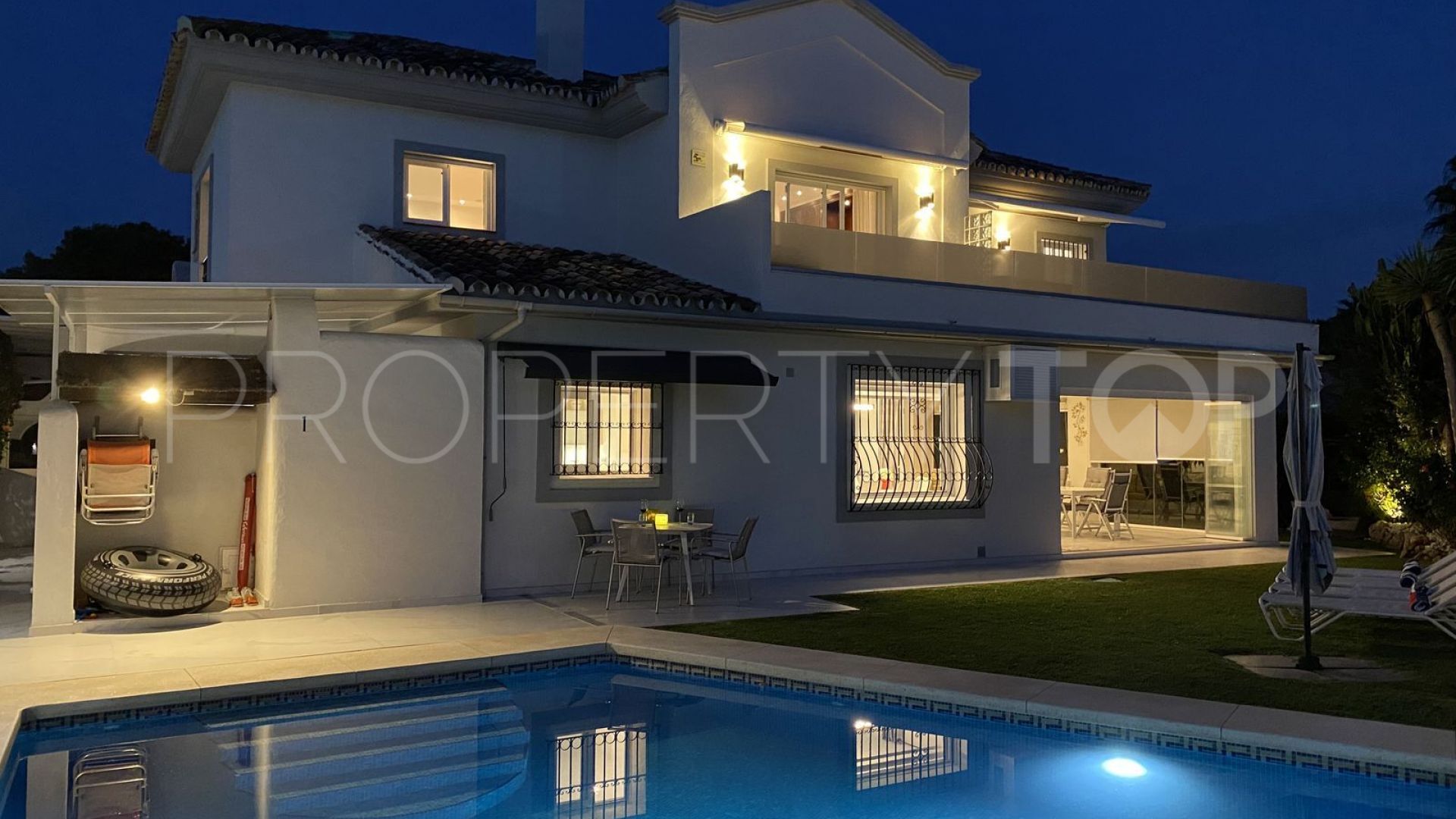 Comprar villa en Los Monteros con 5 dormitorios