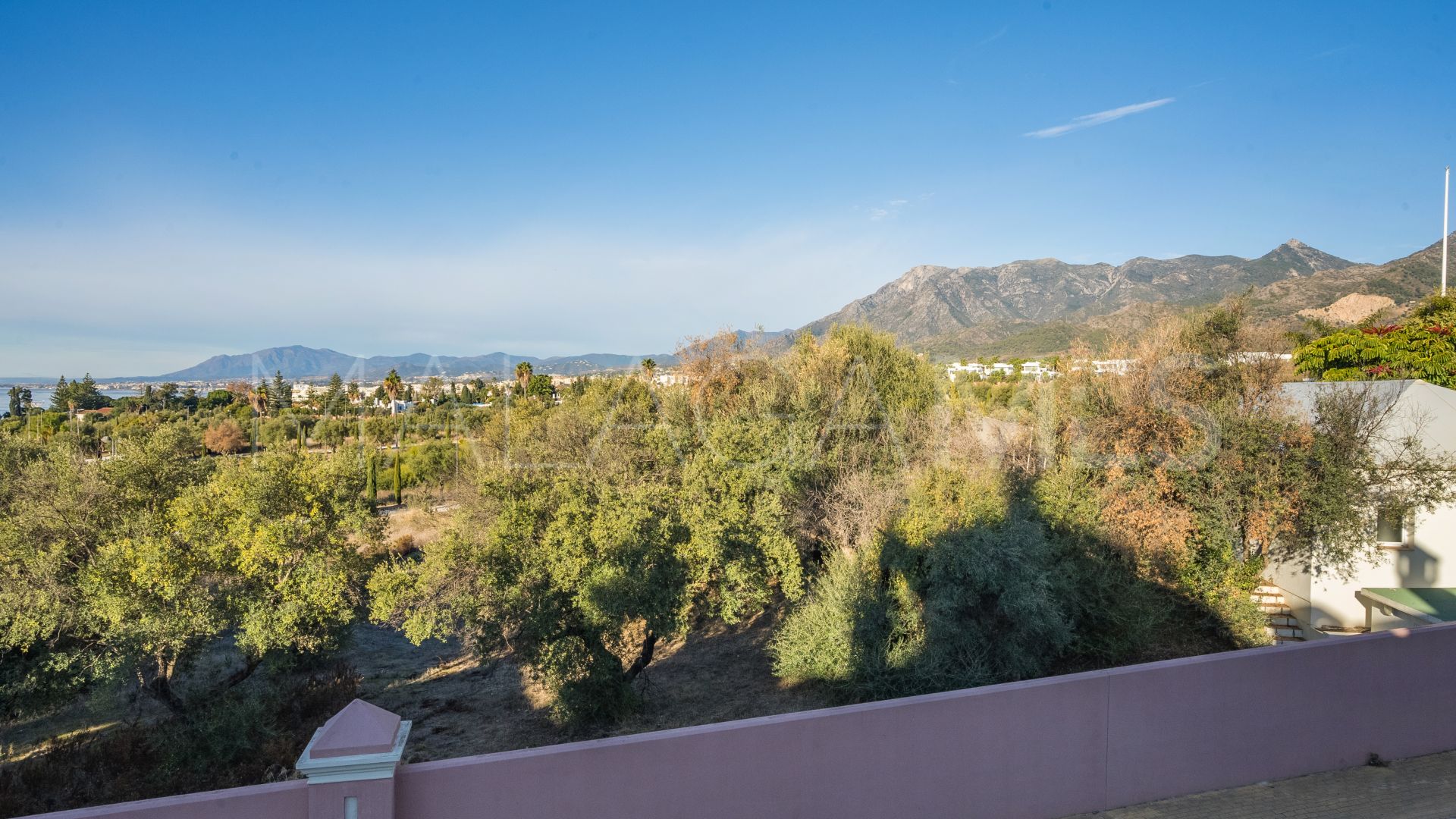 For sale duplex penthouse in Marbella East with 3 bedrooms