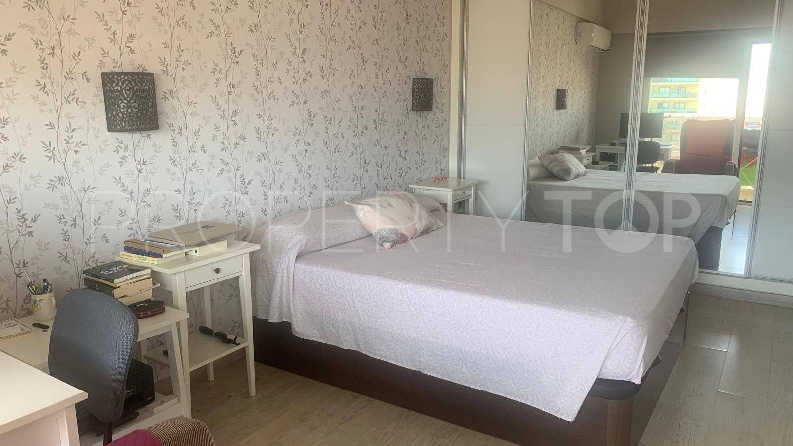 Atico duplex con 2 dormitorios en venta en Fuengirola Puerto