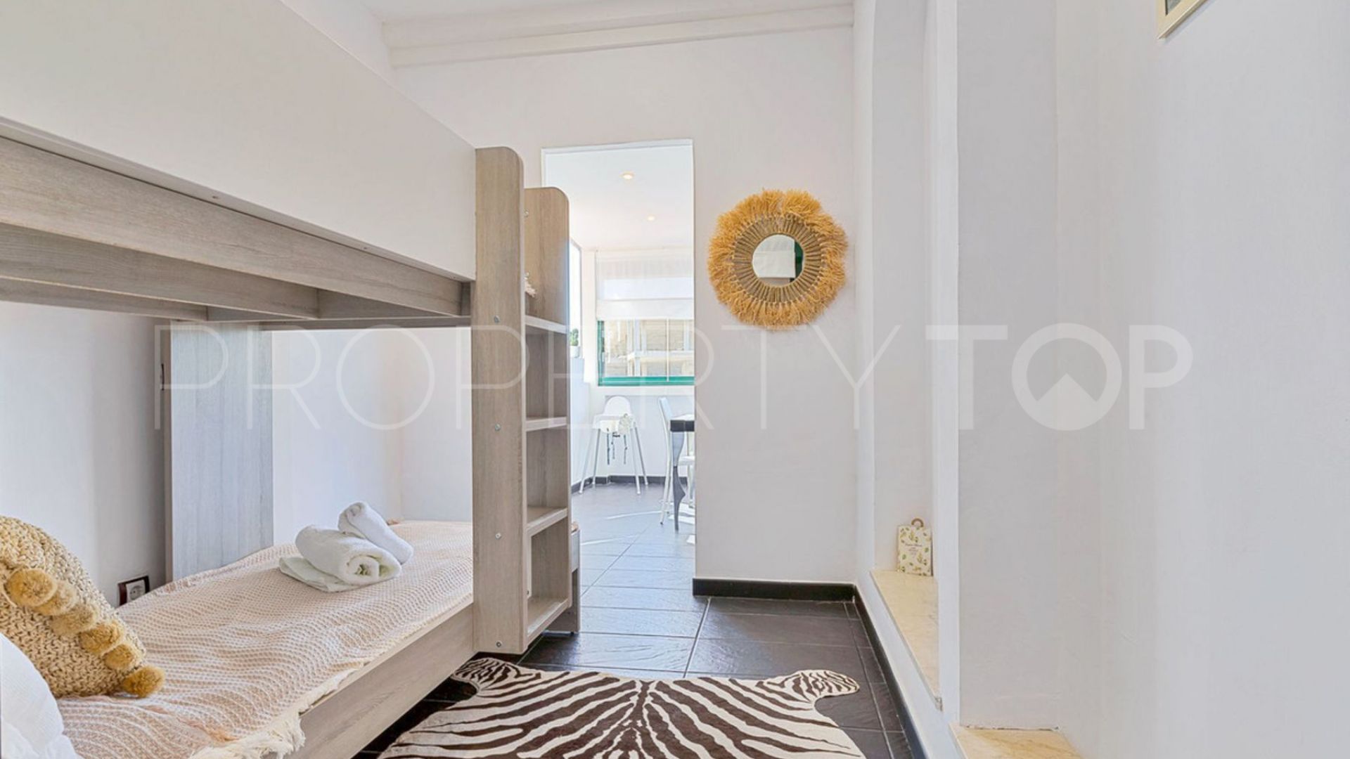 Buy duplex penthouse in Elviria with 3 bedrooms