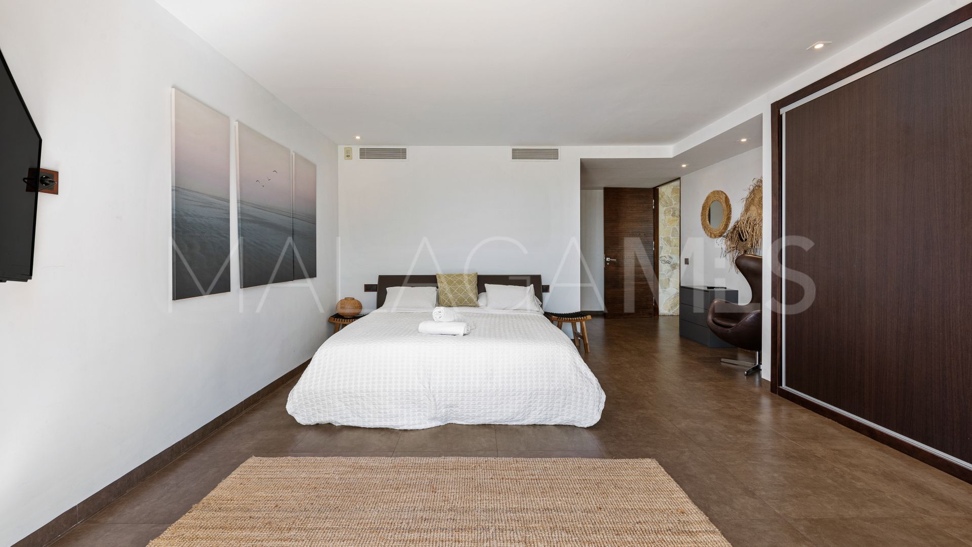 Buy villa in La Alqueria with 8 bedrooms