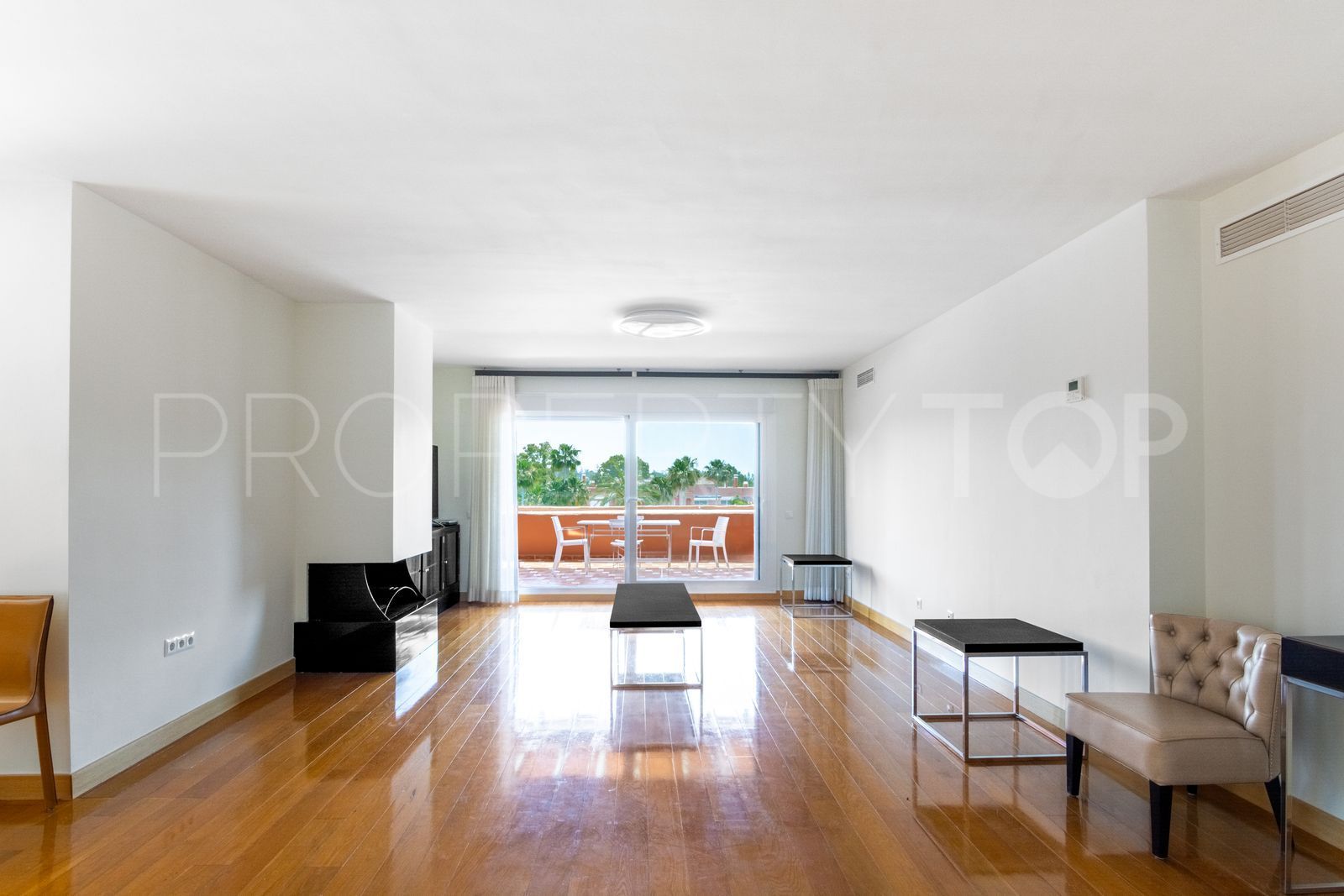 For sale penthouse in Guadalmina Baja