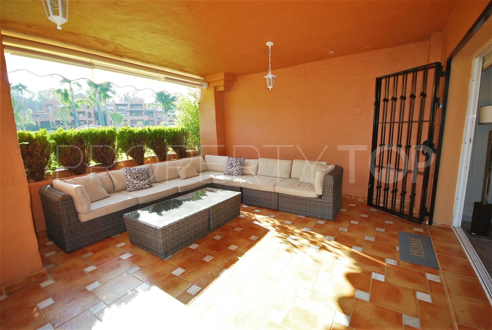 Ground floor apartment with 4 bedrooms for sale in Guadalmina Baja