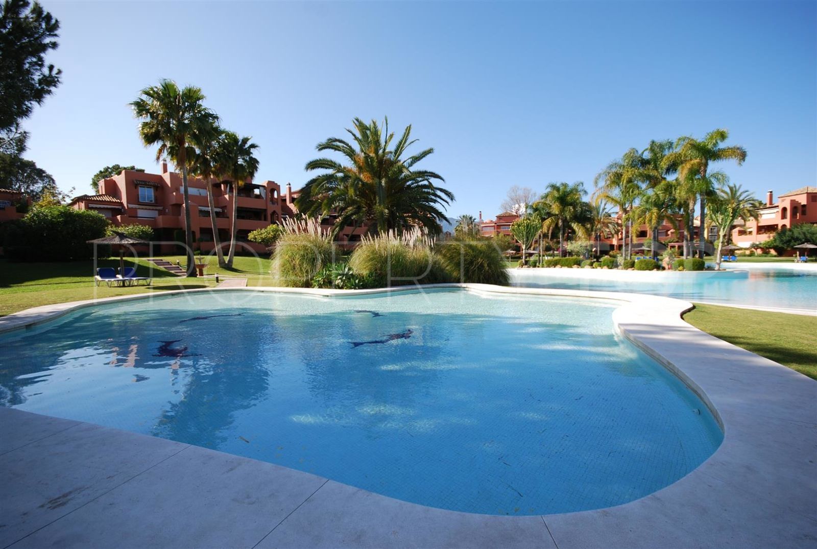 Ground floor apartment with 4 bedrooms for sale in Guadalmina Baja