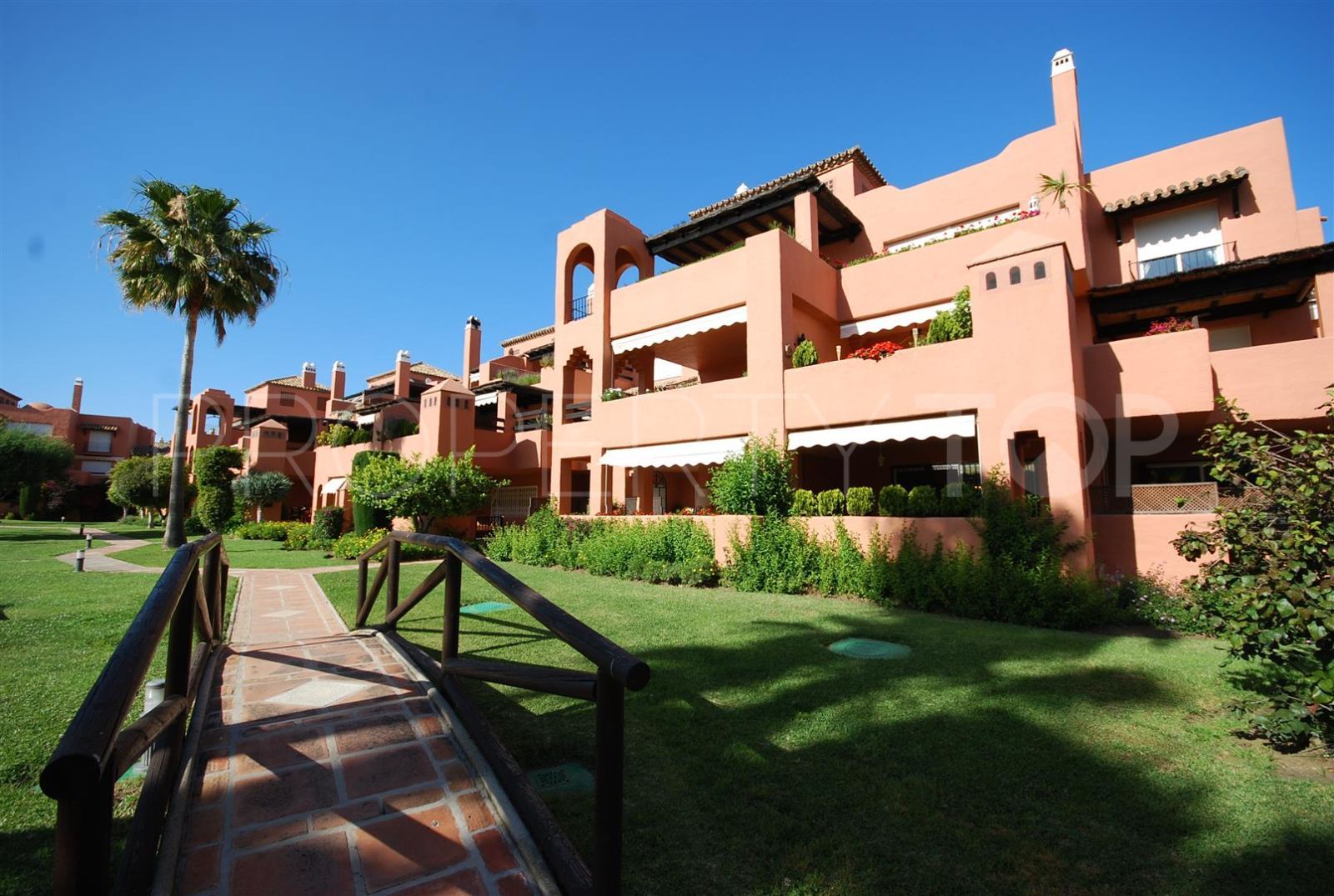 Ground floor apartment with 4 bedrooms for sale in Guadalmina Baja